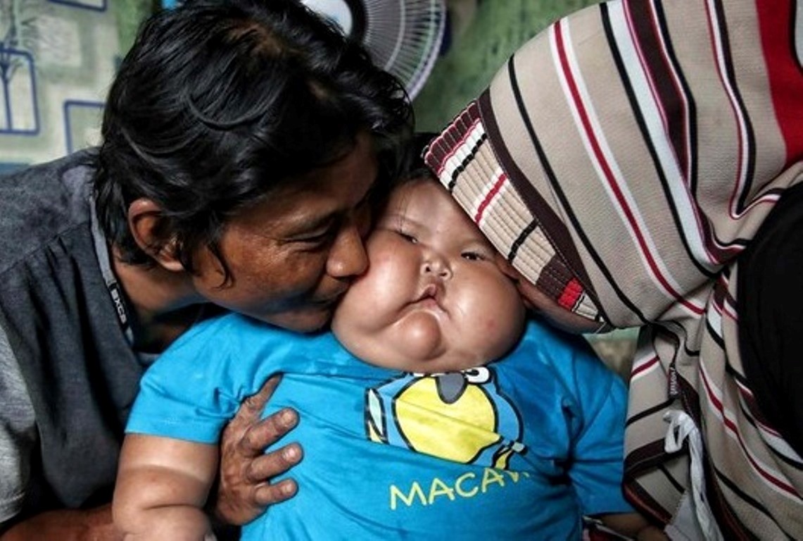 BEBA DŽIN Ima 16 mjeseci i 28 kilograma, nosi očevu odjeću (VIDEO)