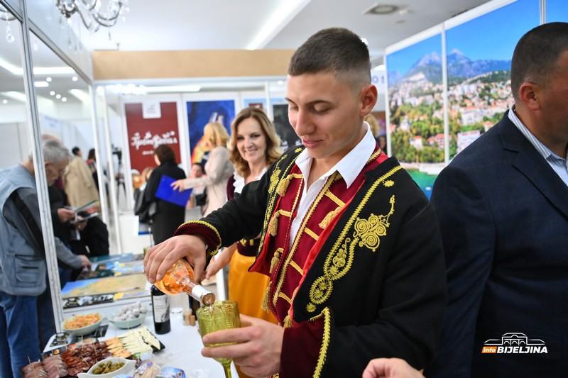 U Bijeljini počeo Sajam turizma i gastrokulture: Pred posjetiocima oko 70 štandova, ulaz besplatan (FOTO)