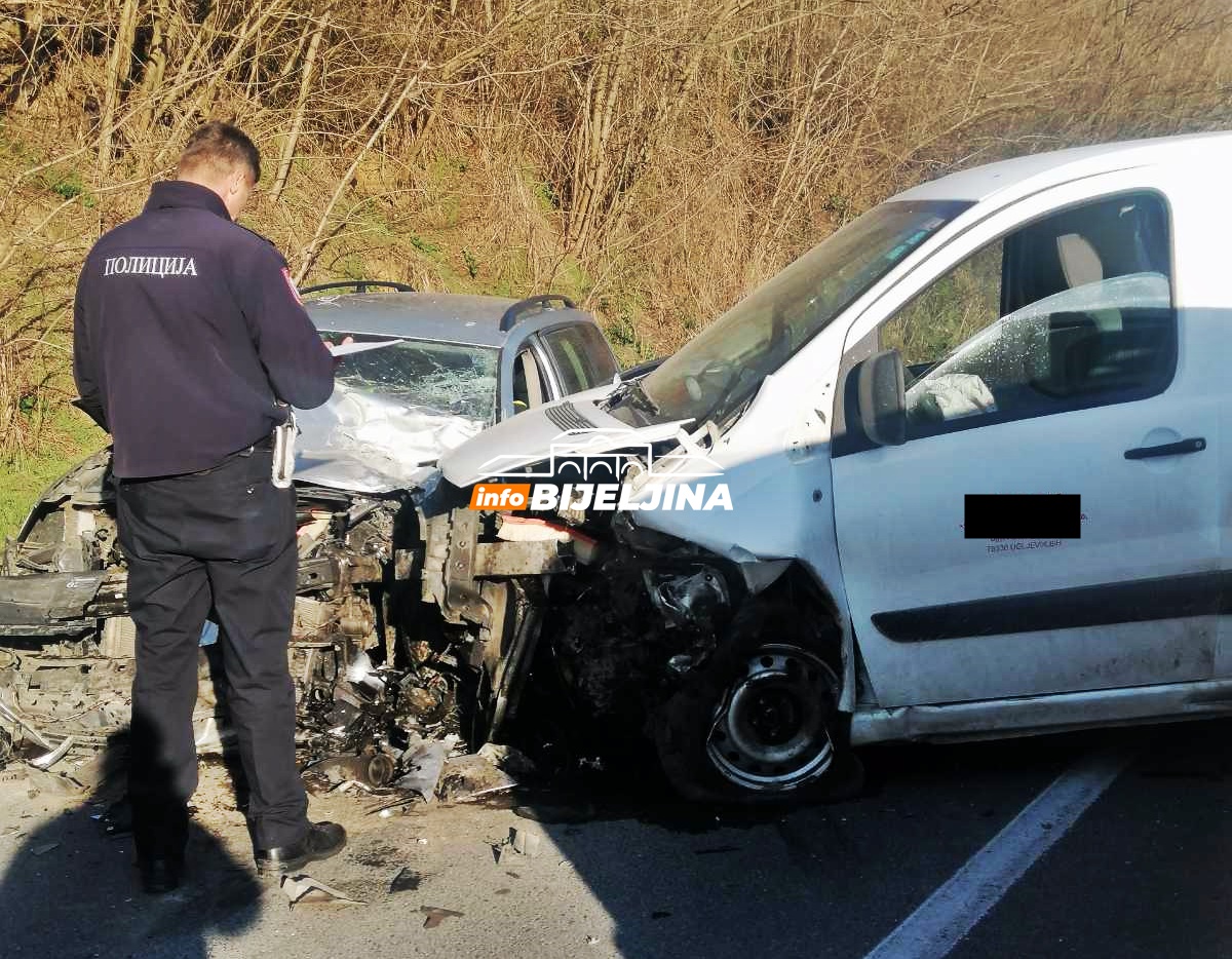 Nezgoda na putu Bijeljina - Zvornik, dvoje povrijeđenih u sudaru tri vozila  (FOTO)