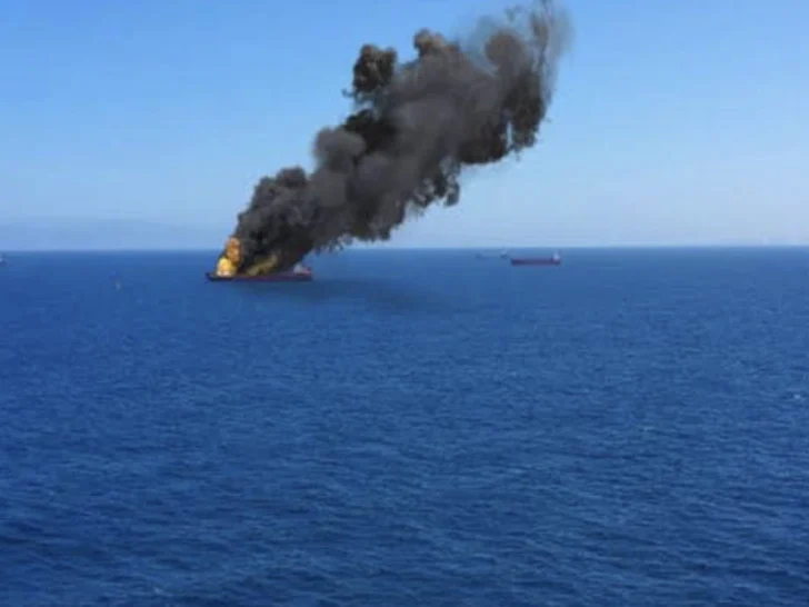 Eksplodirao naftni tanker nakon što je naišao na minu