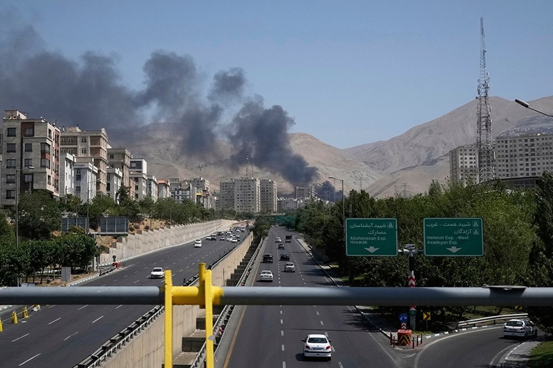 Izrael pogodio zgradu iranske državne televizije, voditeljka bježi (VIDEO)