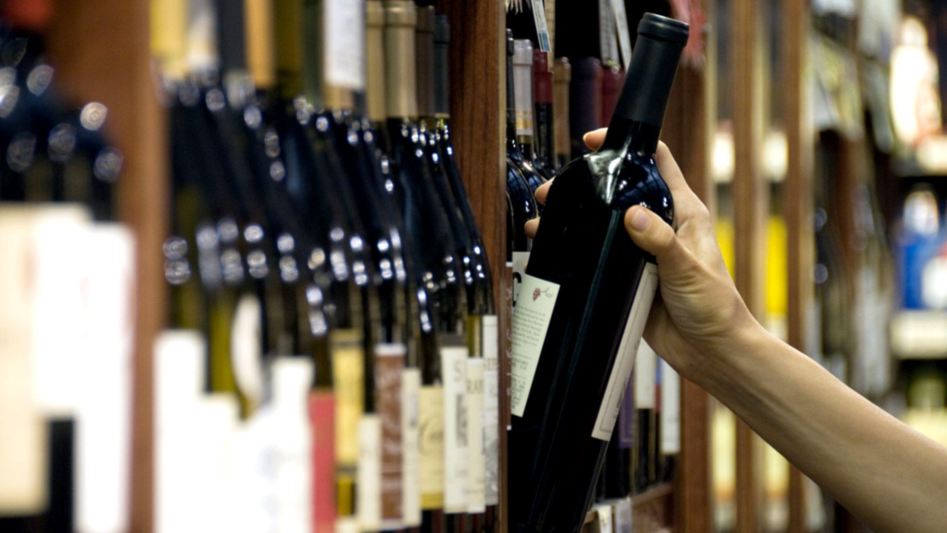 Otkazana veselja i zatvoreni kafići drastično smanjili potrošnju alkohola: Diskonti pića kupce broje na prste