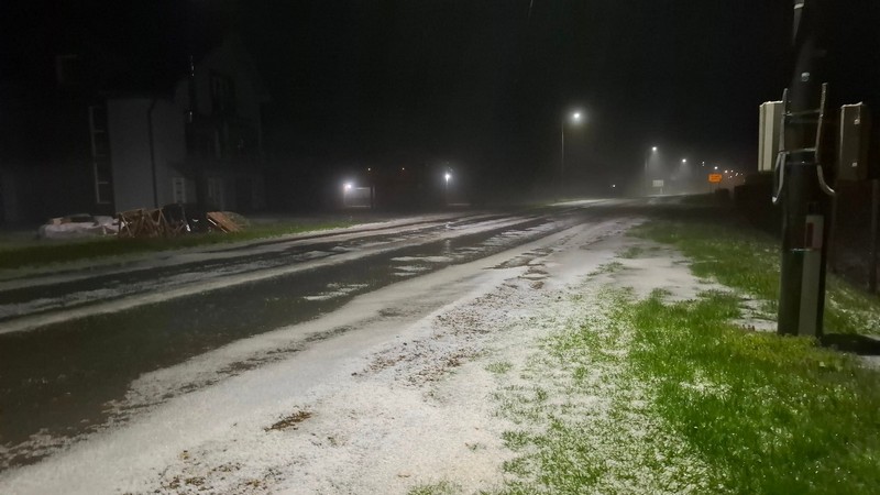 Jako nevrijeme stiglo u Srpsku, led zatrpao Novi Grad (FOTO)