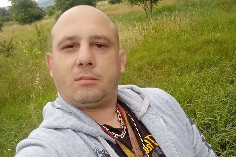 Nasilni ubica majke slobodno šetao i snimao: Sad ubio i cimera na psihijatriji? (VIDEO)