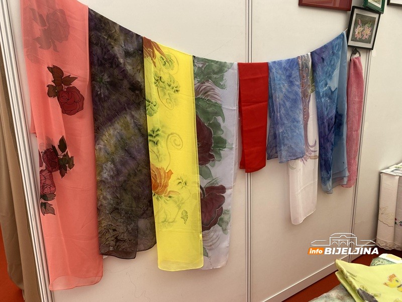 Bijeljinska slikarka izrađuje unikatne radove na kineskoj svili: Umjetnošću dopunjava kućni budžet (FOTO)
