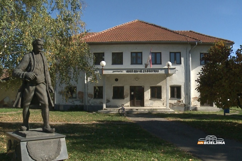 Mještani Popova plaše se tragedije i uzalud pišu dopise: Dom kulture zaboravljen čim je prošla trka za glasove (FOTO)