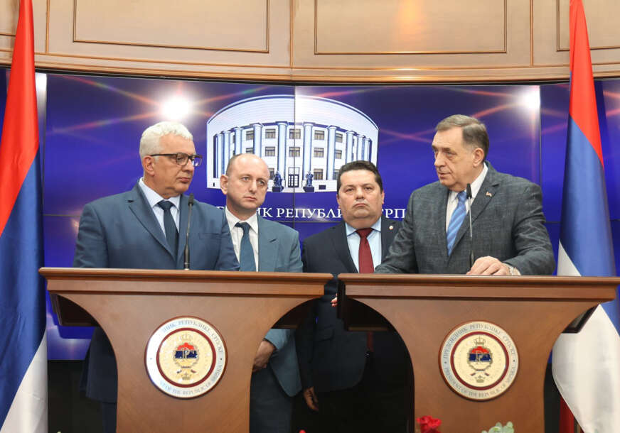 Dodik nakon sastanka sa Mandićem i Kneževićem poručio da je važno da Srbi pokažu da su sabrani