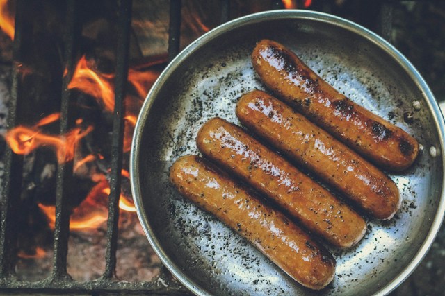 Kobasice vam pucaju u tiganju? Probajte trik s vodom prije prženja