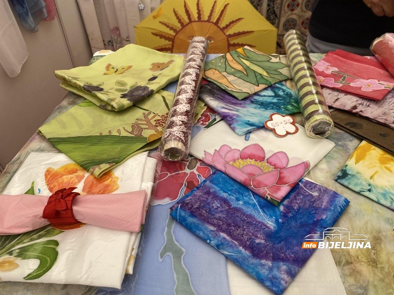 Bijeljinska slikarka izrađuje unikatne radove na kineskoj svili: Umjetnošću dopunjava kućni budžet (FOTO)