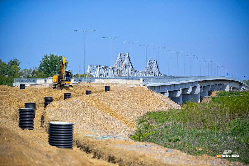 InfoBijeljina na gradilištu autoputa kroz Semberiju: Punom parom rade i vikendom (FOTO)
