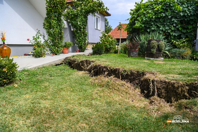 Mještani Ugljevik Sela u strahu: Put uništen, odron prijeti kućama (FOTO)