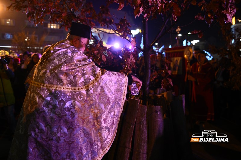BADNJE VEČE U BIJELJINi Vladika Fotije: Da su i vjera i djela za dobro i napredak (FOTO)