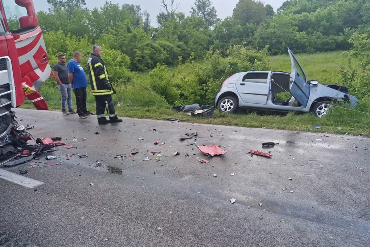 Sudar auta i kamiona u Doboju, teško povrijeđen muškarac (FOTO)