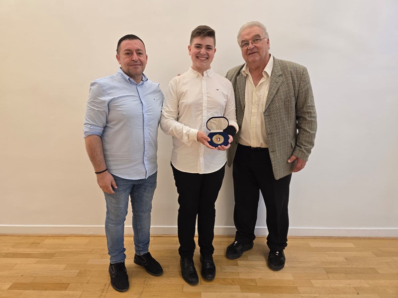 Zlatna značka za mladog virtuoza iz Bijeljine: Đorđe Perić nagrađen u Parizu