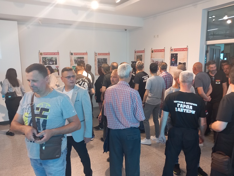 Bijeljina: Otvorena izložba ratnih fotografija „Brčanski zid“ (FOTO)