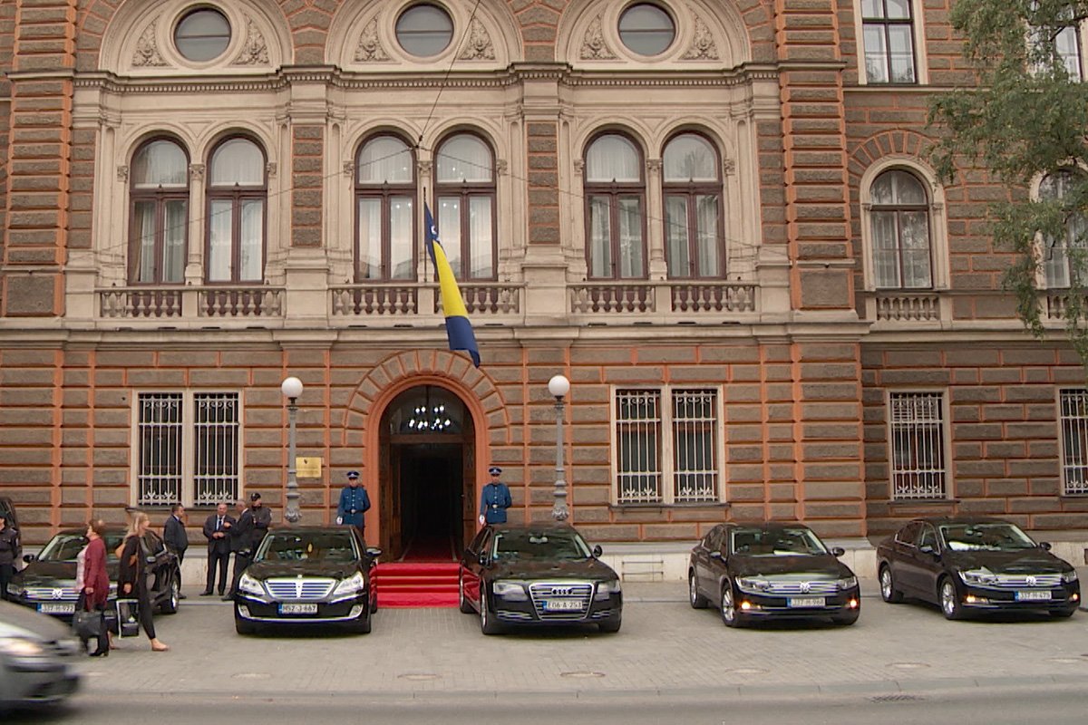 Rukovodioci sami sebi daju vozilo 24 sata dnevno na korištenje