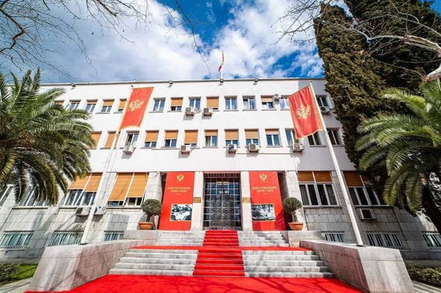 HAOS U PODGORICI Bačen suzavac, zgrada parlamenta zasuta kamenicama i bakljama (VIDEO)