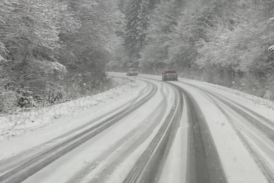 Snijeg otežava saobraćaj na nekim dionicama
