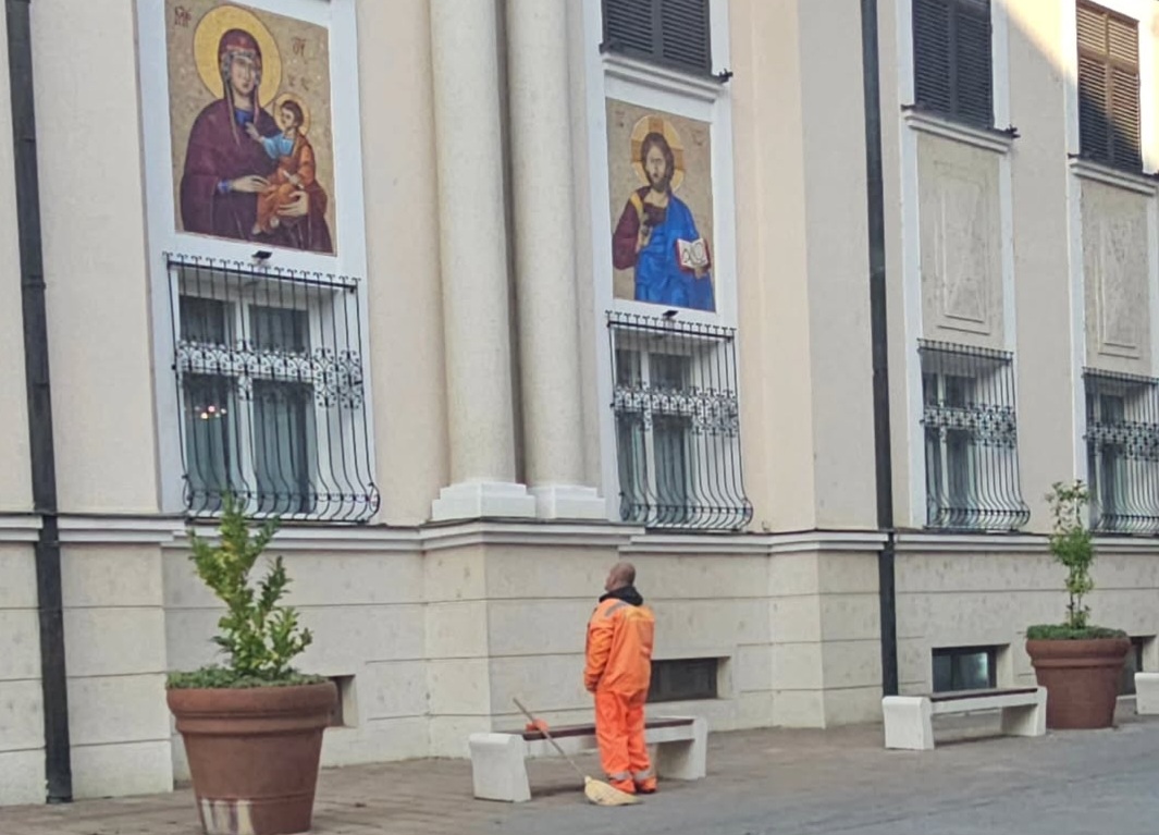 Oduševio građane: Komunalac iz Bijeljine odložio alat da se pomoli pored manastira Svetog Vasilija Ostroškog