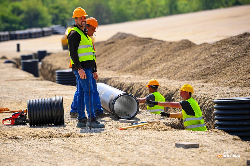 InfoBijeljina na gradilištu autoputa kroz Semberiju: Punom parom rade i vikendom (FOTO)