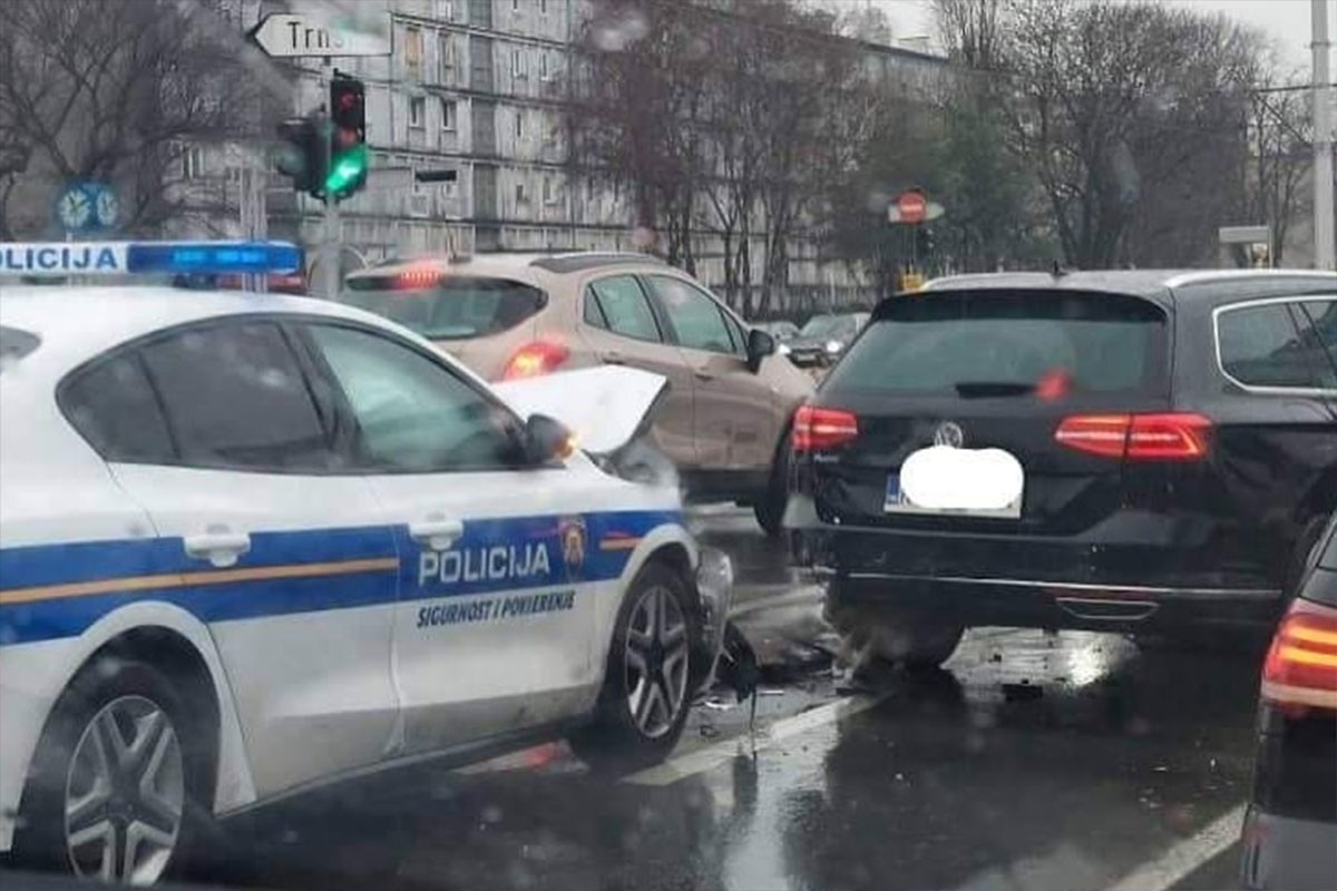 Policajac se službenim vozilom zabio u pasata