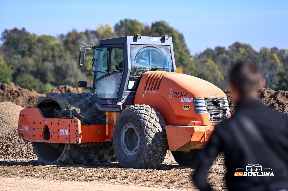 InfoBijeljina na licu mjesta: Autoput Rača - Bijeljina gradi 12 teških mašina i 21 kamion kiper (FOTO, VIDEO)