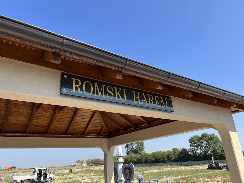 Neobične nadstrešnice na Romskom groblju u Bijeljini (FOTO)