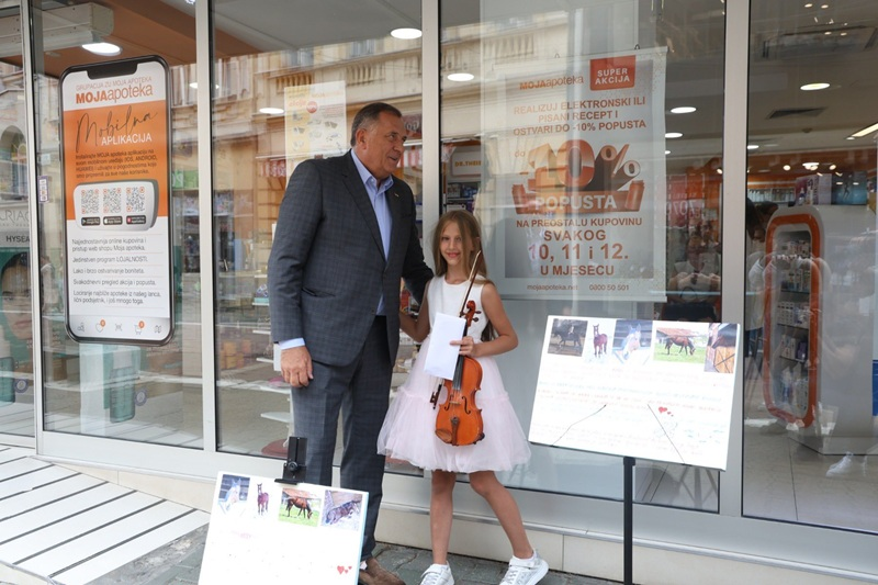 Dodik posjetio djevojčicu Vanju i poklonio novac za terapeutskog konja