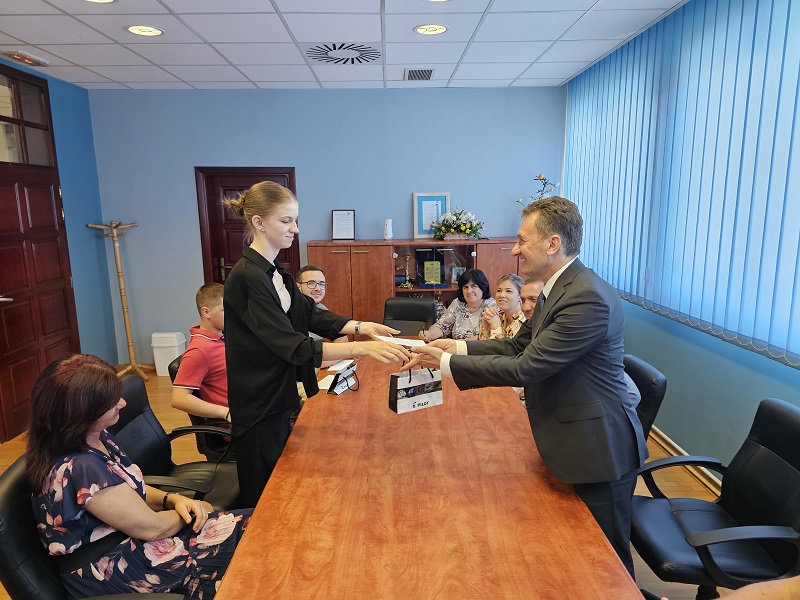 NAGRAĐENI NAJBOLJI SREDNJOŠKOLCI: Organizovan tradicionalni prijem za maturante u Ugljeviku