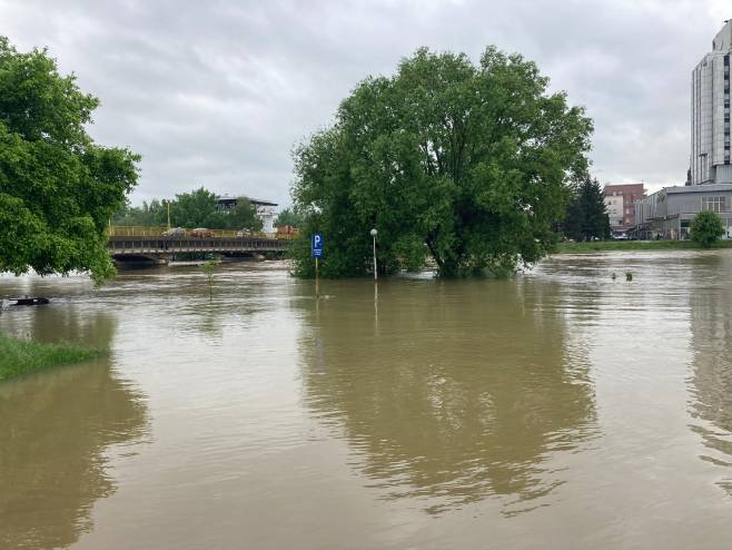 Prijedor: Mještani spasavaju što se spasiti da od nabujale Sane (FOTO)