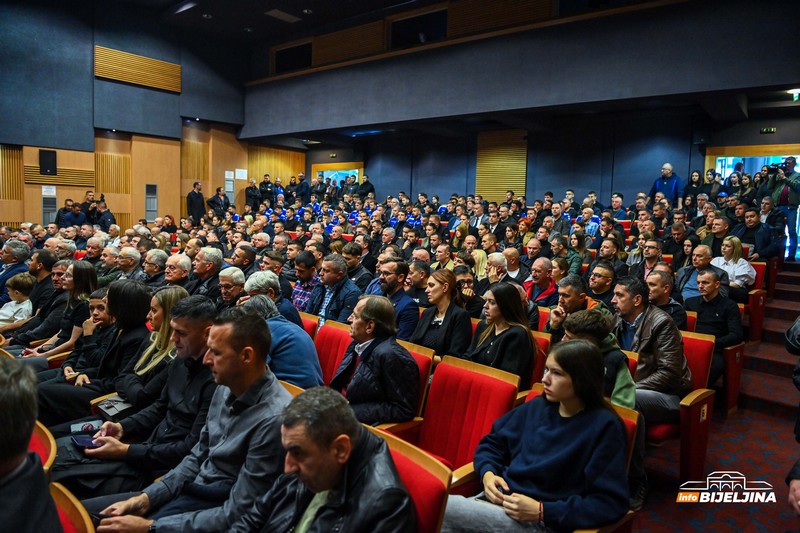 Bijeljina: Održana komemoracija povodom smrti Mladena Žižovića (FOTO)