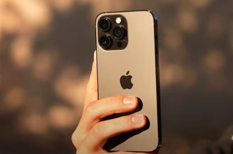 I to su zabranili: Rusi ne smiju koristiti Ajfon iz bezbjednosnih razloga