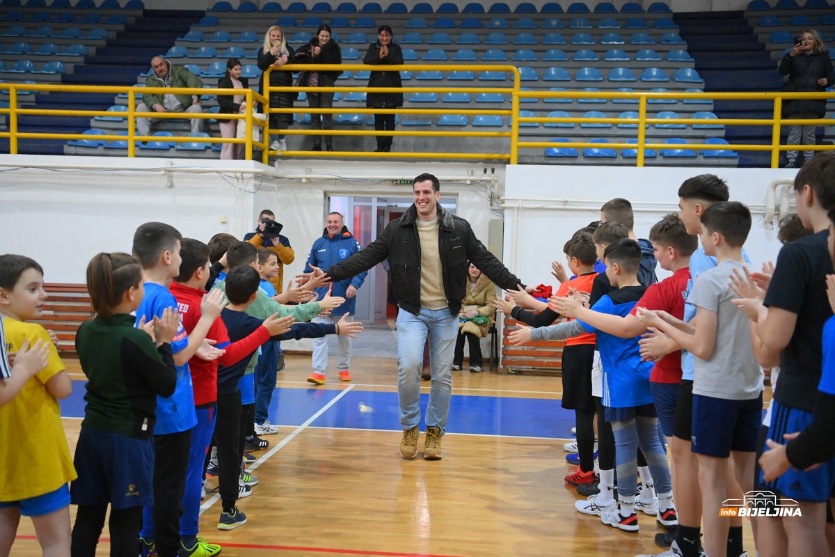 Rukometaši RK “Bijeljina” iznenadili Marka Jevtića: Susret pun emocija (FOTO)