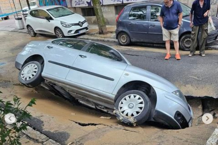Rupa u centru Beograda, automobil propao kroz asfalt 