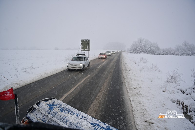 Ekipa InfoBijeljine na terenu sa vozačem grtalice: “Dosta mladih nema obzira prema nama” (FOTO)