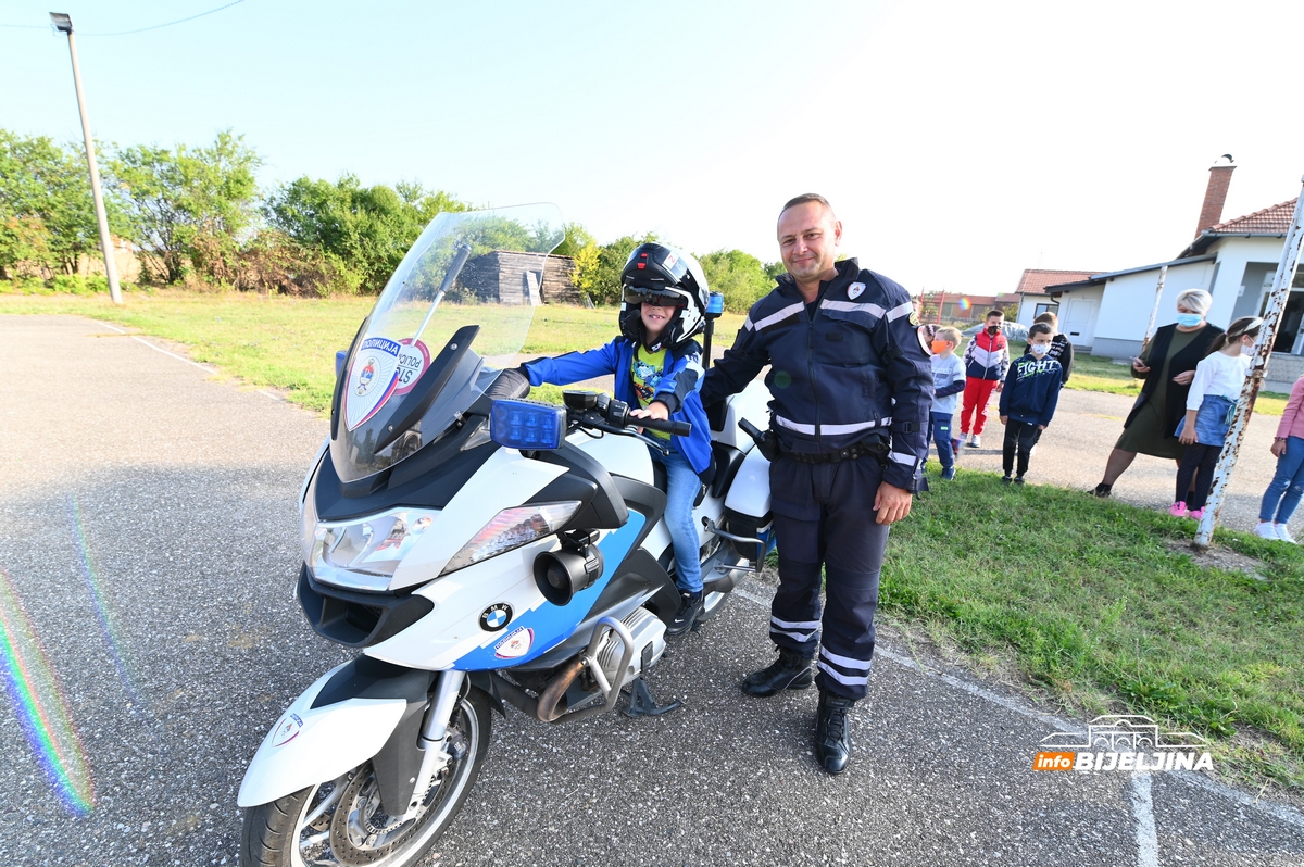 Učenici u Hasama upoznati o bezbjednom učešću u saobraćaju (FOTO)