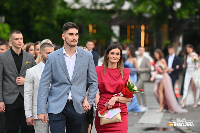 Maturanti Tehničke škole prošetali ulicama Bijeljine (FOTO)