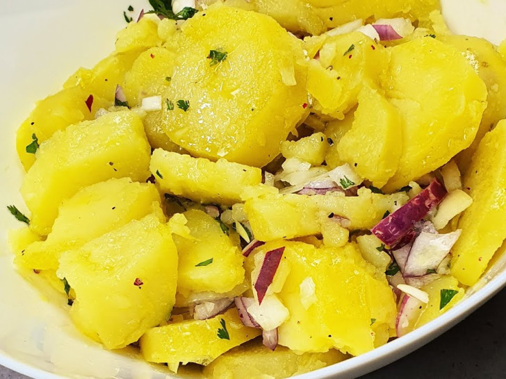 Savršena posna krompir salata: Trik sa crvenim lukom mijenja sve