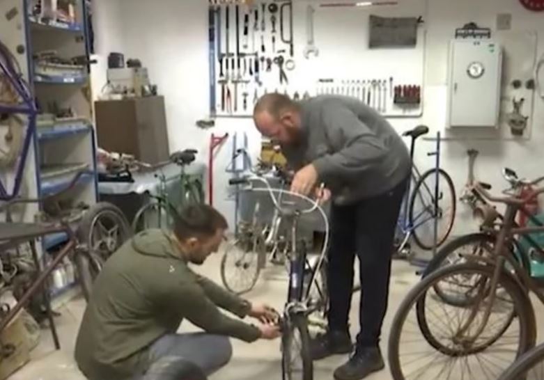 Spaja ih ljubav prema biciklima: Vozač i poštar repariraju stare dvotočkaše i prave nove neobične kreacije koje nemaju cijenu