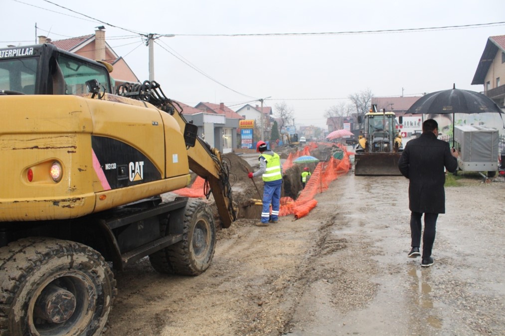 Đaković ispred preduzeća 