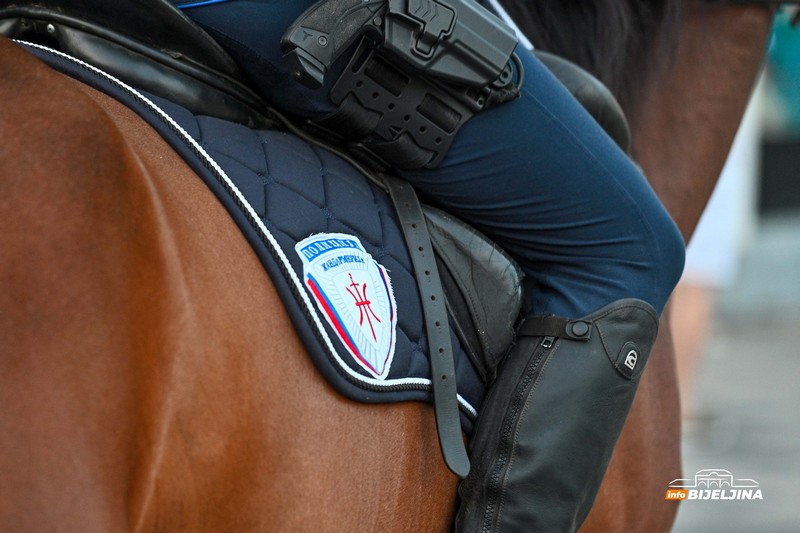 Konjica žandarmerije prodefilovala Bijeljinom, građani im prilazili (FOTO)