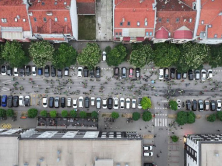 Protest ispred stana gradonačelnika Mićina u Novom Sadu: Zvižduci, poruke i poziv na