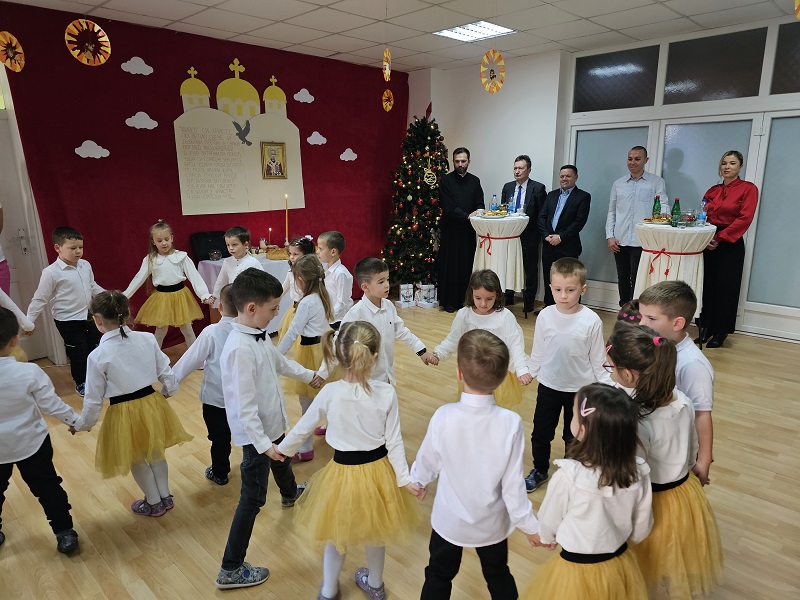 NAJMLAĐI I NAJBOLJI DOMAĆINI: Dječiji vrtić “Duško Radović” iz Ugljevika proslavio Nikoljdan