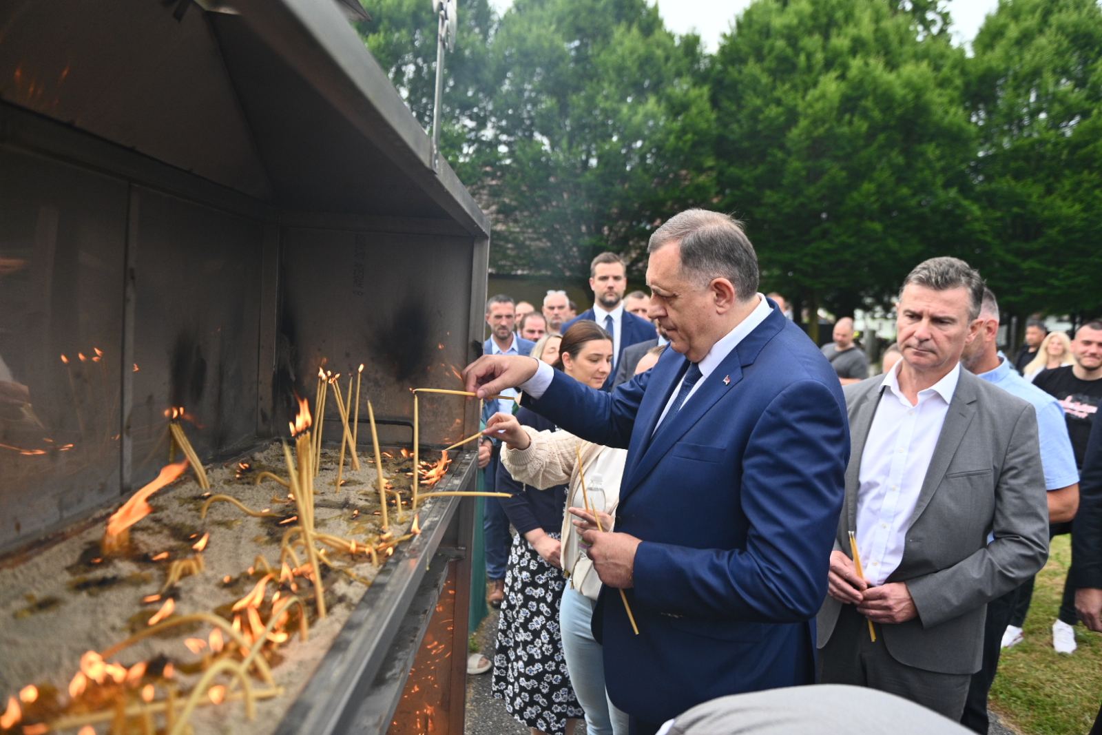 Dodik položio vijenac na centralni spomenik na Vojnom groblju (FOTO)