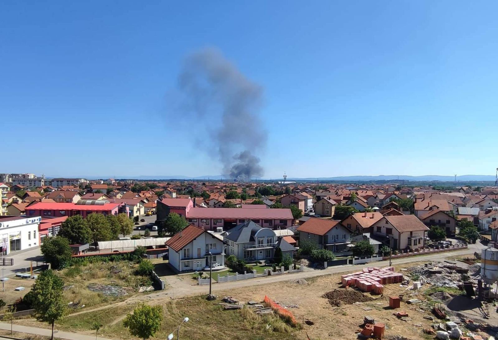 POŽAR U BIJELJINI Gori napušteni auto-otpad, na terenu policija i vatrogasci (FOTO)