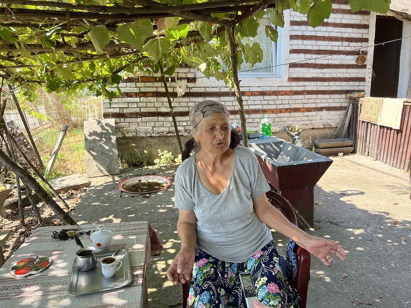 Neobične nadstrešnice na Romskom groblju u Bijeljini (FOTO)