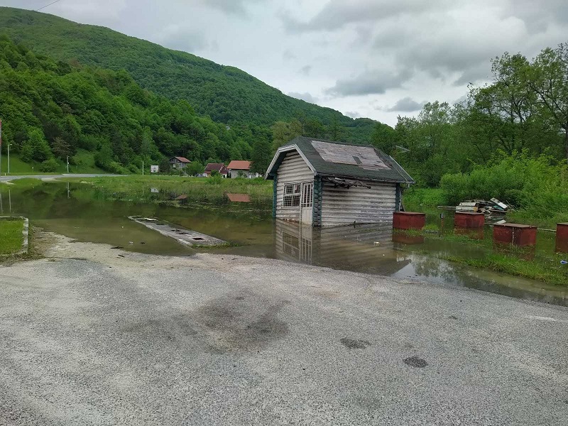 Zbog obilnih padavina izlila se nafta u opštini Jezero u BiH