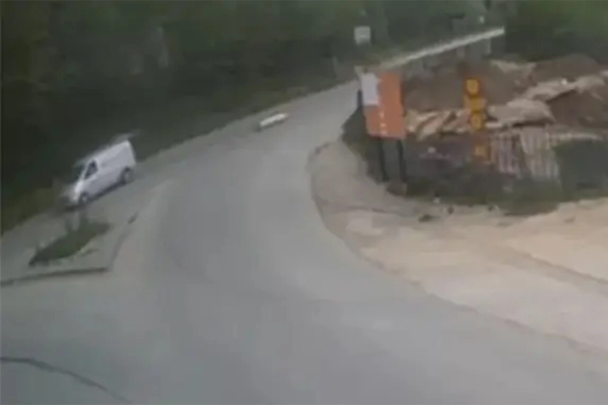 Bizarna scena u Srbiji: Mrtvački sanduk sa pokojnikom ispao iz kombija (VIDEO)