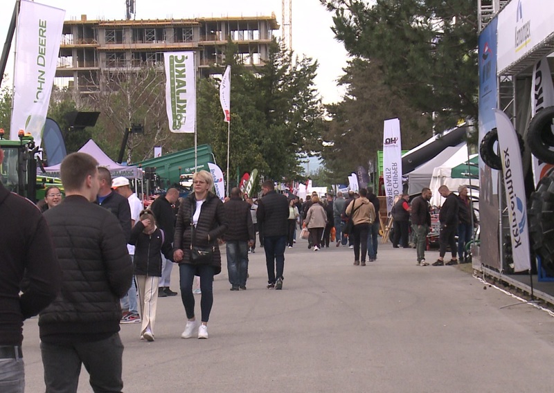 Poljoprivrednici i đaci iz Semberije na Sajmu poljoprivrede u Novom Sadu: Oduševljeni novim modelima traktora, kombajna… (FOTO)