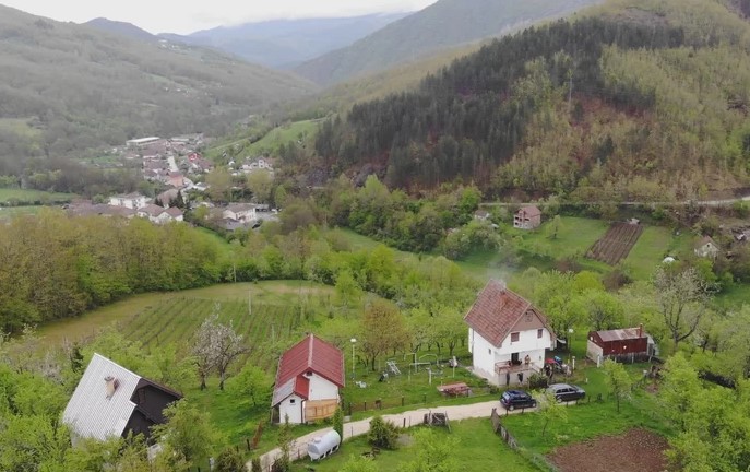 Granica im podijelila grobna mjesta i raspored prostorija u kući: Ovako žive mještani sela Sastavci na tromeđi Srbije, BiH i Crne Gore (FOTO)